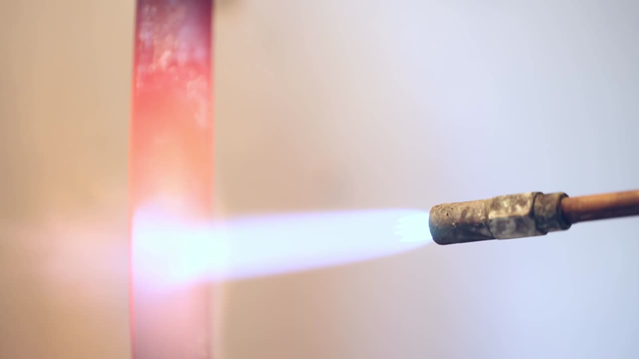 cerca de un metal de calefacción toch de gas