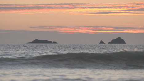 toma cinematográfica de bajo nivel más cercana de trevose head rocks desde la bahía de treyarnon