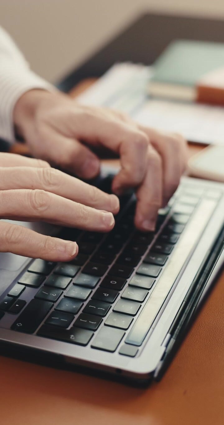 Primo piano di un professionista che scrive sulla tastiera di un portatile
