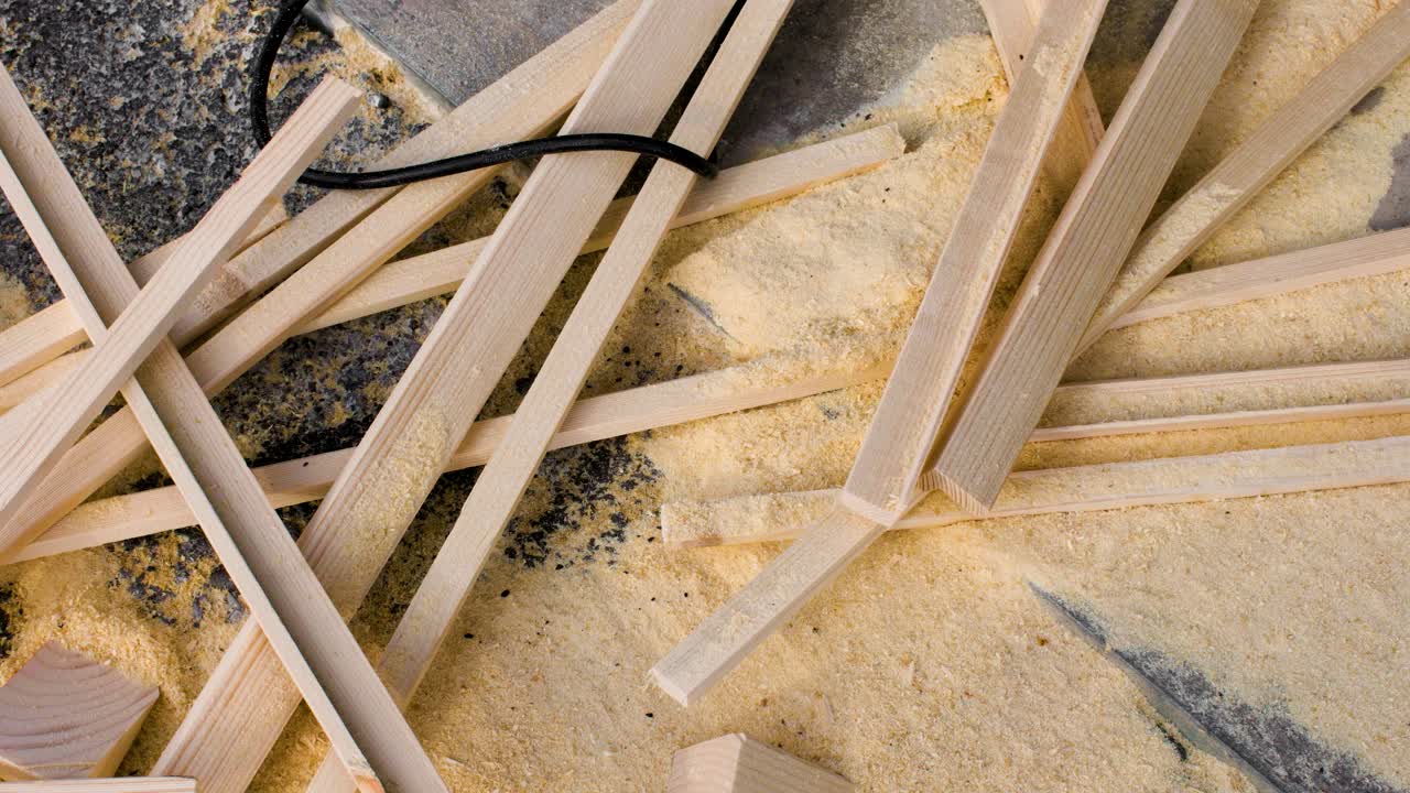 4k에서 목공의 건축 목재 절단 조각과 sawdust의 위의.