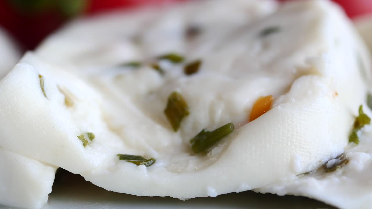 primer plano de un queso de hierbas blancas