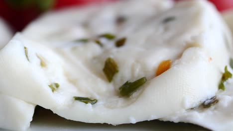 primer plano de un queso de hierbas blancas