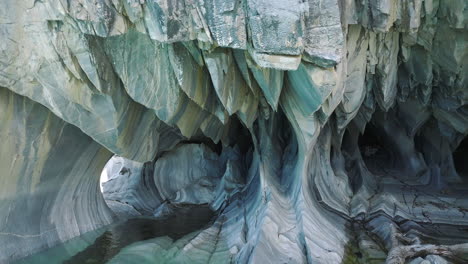 Vista-De-Cerca-De-Las-Cuevas-De-Mármol-En-El-Lago-General-Carrera,-Puerto-Rio-Tranquilo