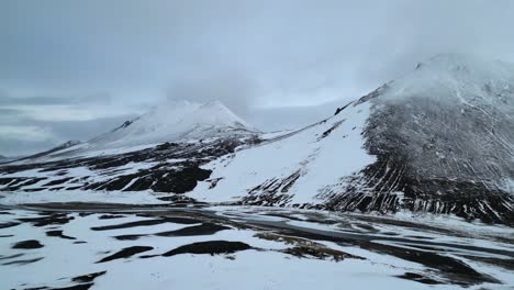 Estación-De-Combustible-En-Medio-Del-Paisaje-Escénico-Cubierto-De-Hielo,-Islandia