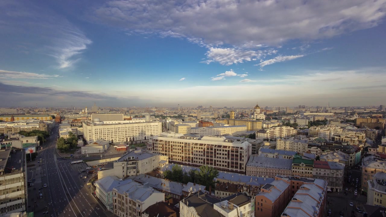 Vista aérea panorâmica do edifício do telhado sobre o centro de Moscou em tempo nublado antes do pôr do sol em timelapse, de Nova Arbat, Rússia.