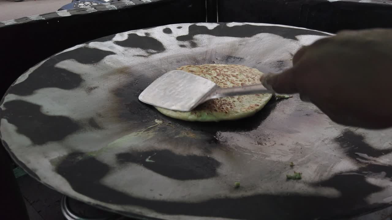 приготовление традиционной и настоящей индийской уличной еды