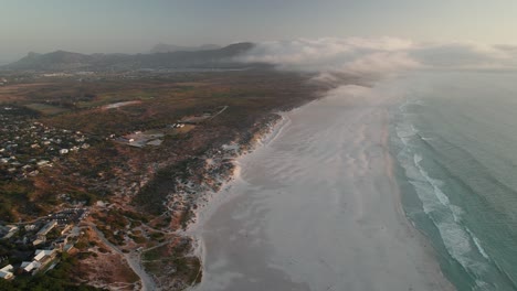 Vista-Aérea-Sobre-Noordhoek-Al-Atardecer-En-Ciudad-Del-Cabo,-Sudáfrica---Disparo-De-Drone