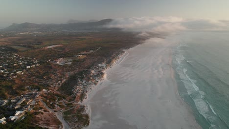vista aérea sobre noordhoek al atardecer en ciudad del cabo, sudáfrica - toma de avión no tripulado