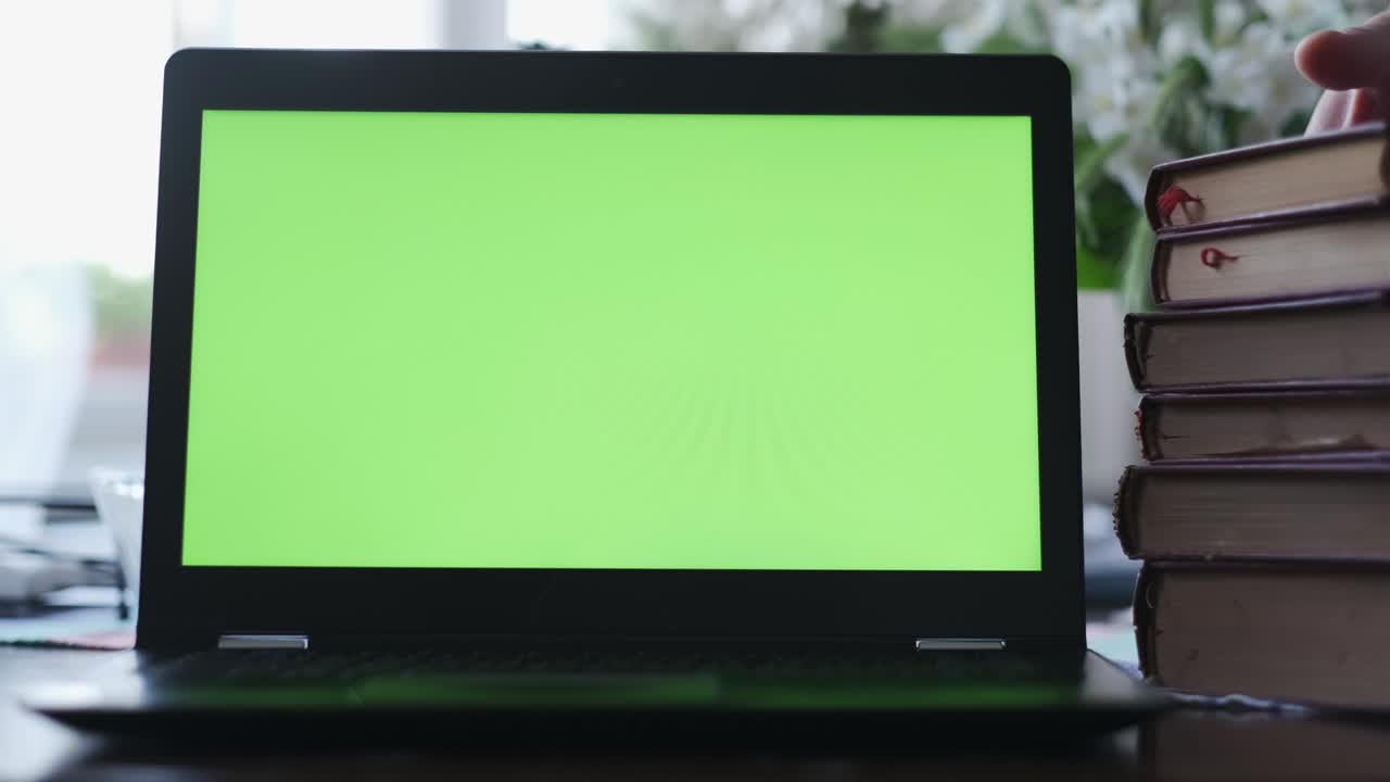 4k resolution and 25 fps, close up footage of green screen on laptop