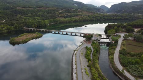 vista épica de un puente sobre el río haliacmon aliakmonas en el norte de grecia macedonia