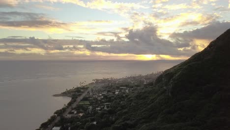 la ciudad de kaaawa hawaii aérea desde la ruta de senderismo del león agazapado al atardecer - plataforma rodante aérea