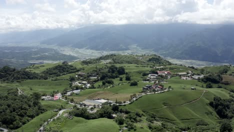 Video-Aéreo-De-Volar-Un-Dron-Sobre-Un-Pequeño-Pueblo-En-El-Bosque-De-Alta-Montaña