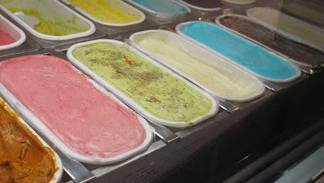 variedad de sabores en una vitrina de helado