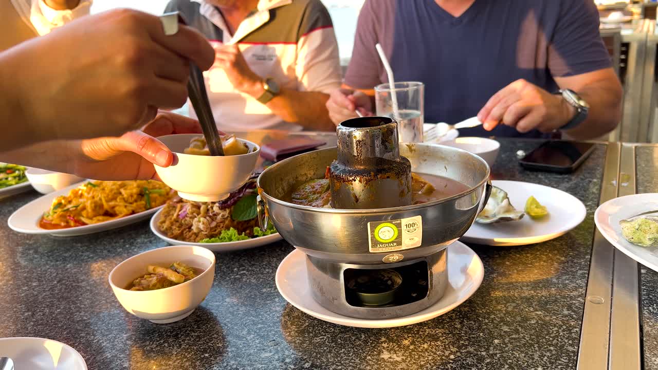 친구 들 이 바가 에서 식사 를 나누고