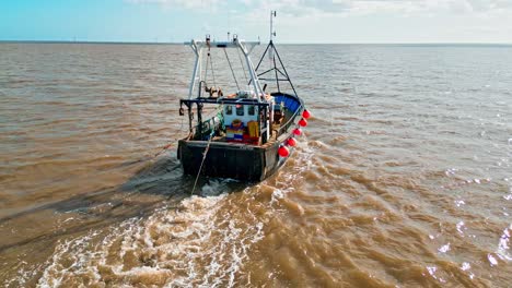 imágenes de video aéreas de un barco de arrastre de pesca