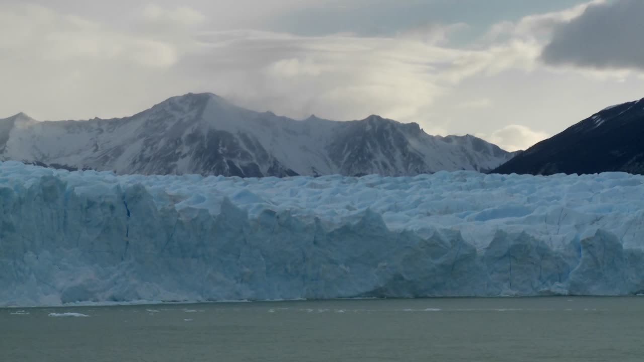 lapso de tiempo de nubes sobre un glaciar