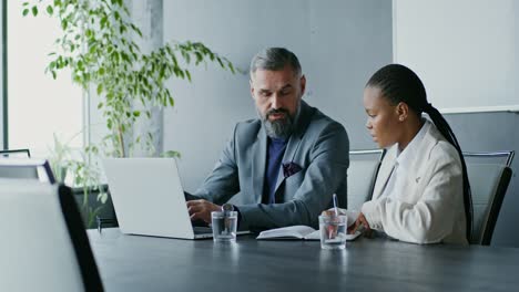reunión de negocios en una oficina moderna