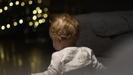 niña jugando y gateando durante la navidad
