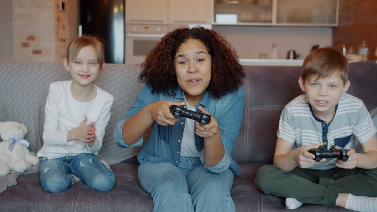 familia jugando videojuegos juntos