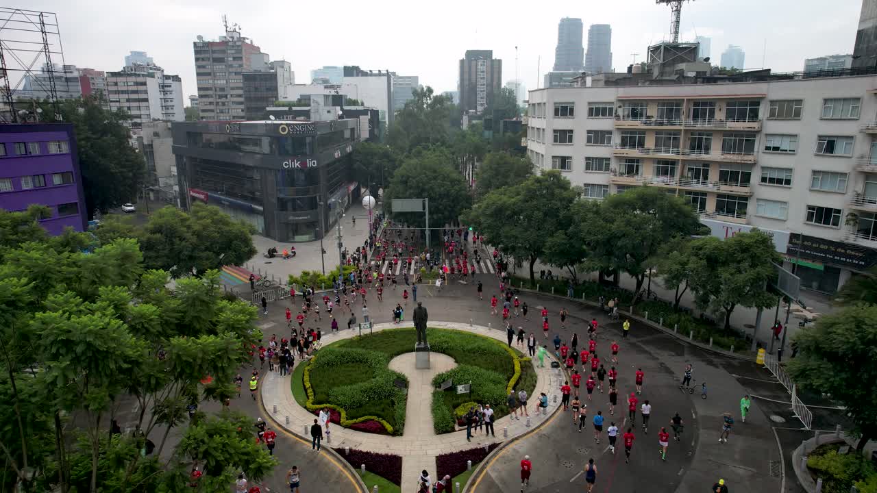 toma fija de drone de los corredores de la maratón de la ciudad de méxico en polanco dirigiéndose hacia la línea de meta