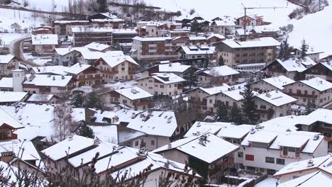 Un-Pequeño-Pueblo-Europeo-Está-Enterrado-En-Una-Tormenta-De-Nieve