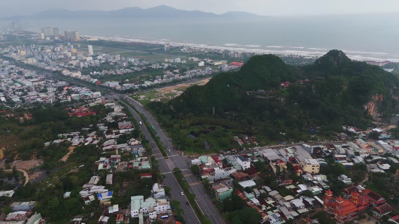 Toàn cảnh trên không của Ngũ Hành Sơn ở thành phố Đà Nẵng, Việt Nam với các ngôi chùa Phật giáo cổ kính, máy bay không người lái bay trên bãi biển và cảnh quan thành phố