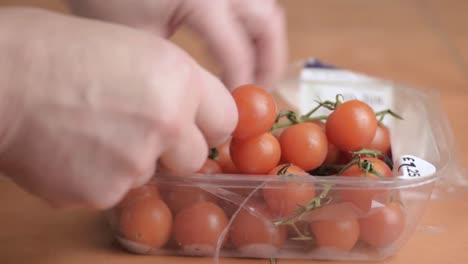 Kirschstrauchtomaten-Von-Hand-Aus-Dem-Paket-Pflücken