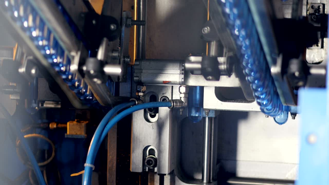 dos filas de preformas de botella transportadas para el moldeo.