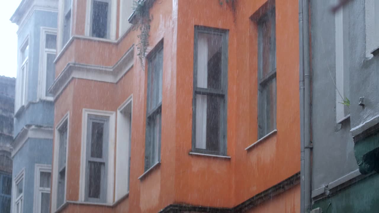 calle lluviosa en el casco antiguo