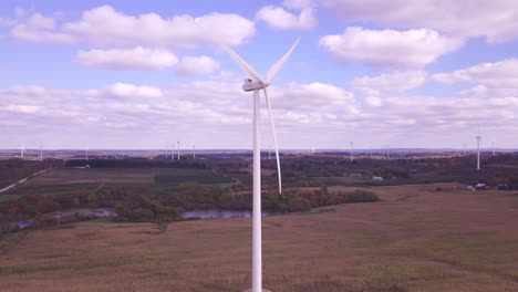 vista aérea de la turbina eólica creando energía verde y renovable