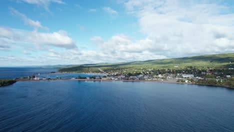 Drone-Disparó-Sobre-El-Lago-Superior-De-Grand-Marais-En-Un-Día-Soleado-En-El-Verano