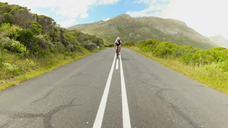 Ciclista-Femenina-En-Bicicleta-Por-Una-Carretera-Rural-4k