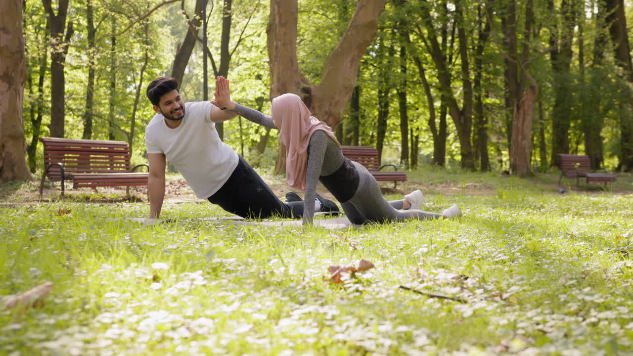 una pareja trabajando en un parque.