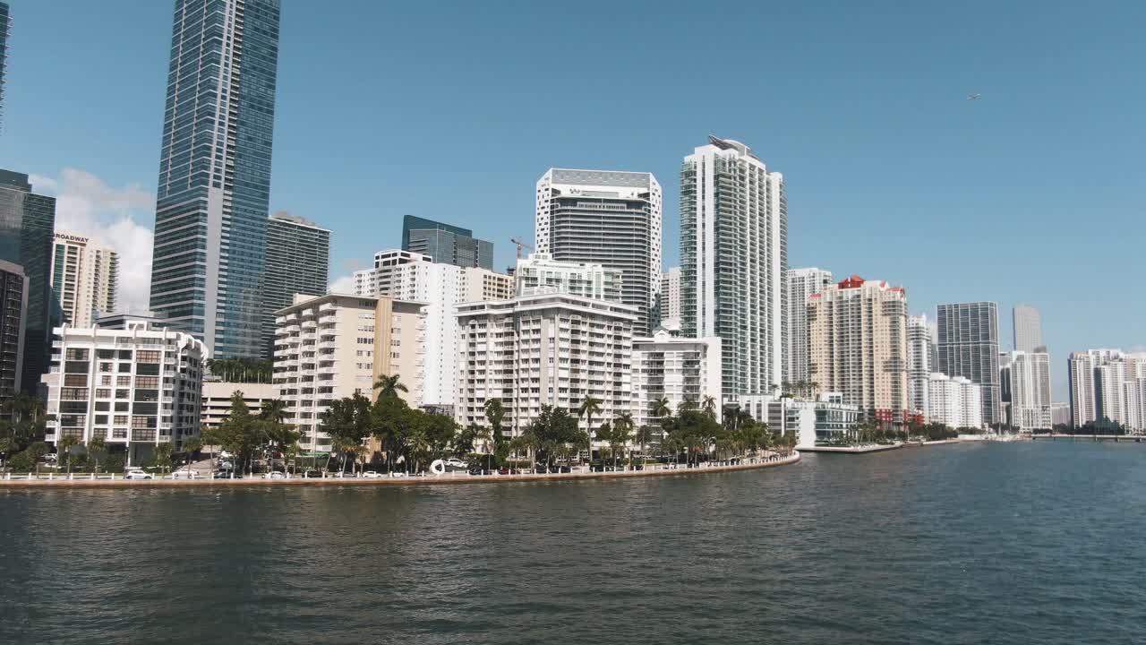 Ripresa aerea con drone in parallasse del lungomare di Brickell, centro di Miami 4K