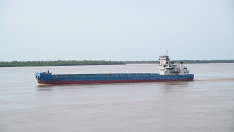 una barcaza flotando en el río paraná en argentina
