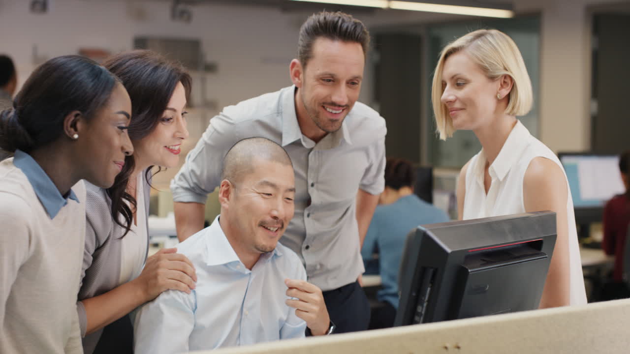 창의적인 비즈니스 팀이 현대적인 사무실에서 늦은 밤에 일하는 행복한 사람들을 만나고 다양한 성별 그룹에서 컴퓨터 터치 스크린을 사용하여 전략을 논의합니다.