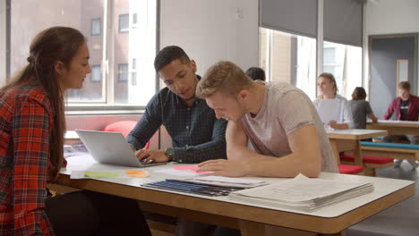 gruppe von medienstudenten, die an einem projekt zusammenarbeiten