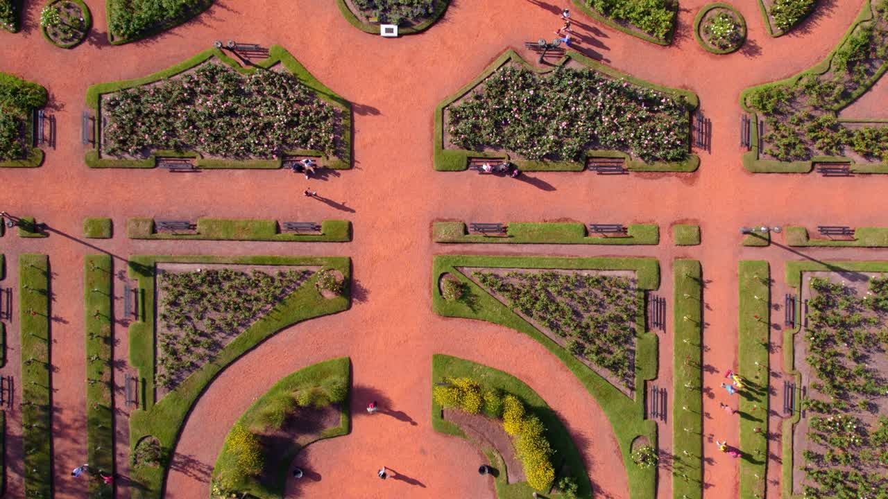 vista aérea de primer plano de la gente caminando por el jardín de rosas de palermo, el diseño y el color naranja de la pasarela