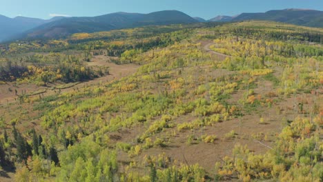 Luftaufnahmen-Des-Frühen-Morgens-Im-Shadow-Mountain-Lake-Im-Grand-Lake-Colorado-Mit-Den-Herbstfarben,-Die-Gerade-Beginnen