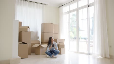 mujer joven comenzando una nueva vida en un nuevo hogar