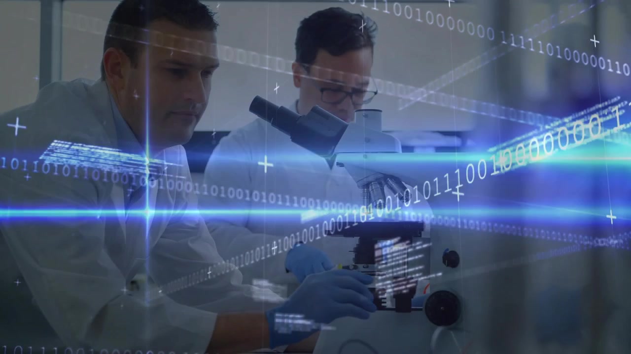 Técnico de la izquierda inclinado sobre un microscopio, técnico de la derecha ajustando la platina para la investigación, binario superpuesto al fotograma