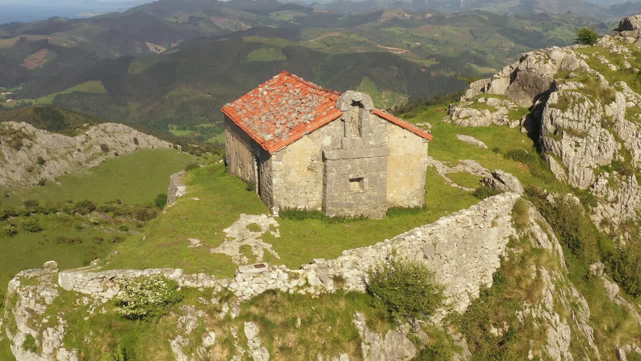 vista aérea de drones de la ermita de santa eufemia en la cima de una montaña en aulestia en el país vasco