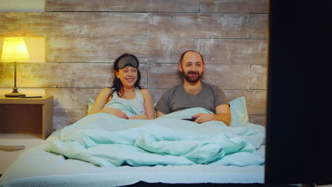 zoom en la toma de la pareja joven en pijama
