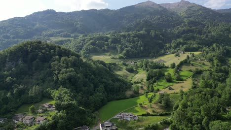 Paisaje-En-Gäsi-Betlis,-Walensee-Glarus,-Weesen-Walenstadt,-Suiza---Disparo-De-Drones