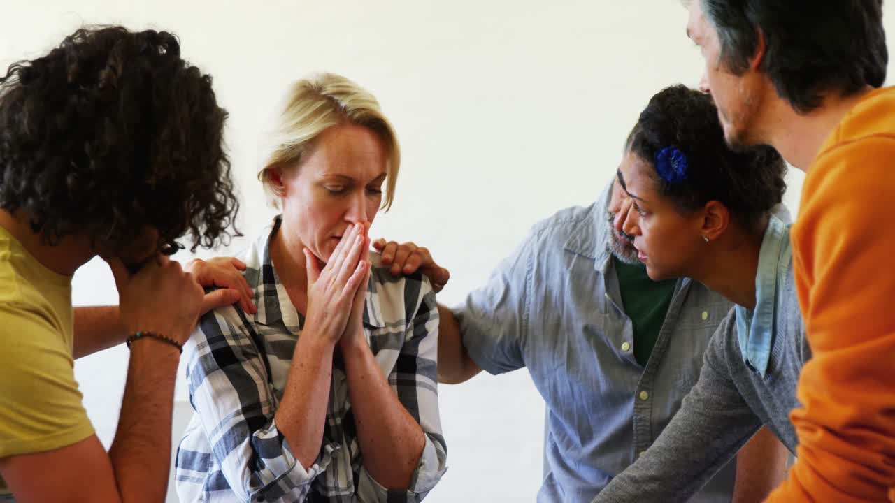 슬픈 여자를 위로하는 예술가들 4k