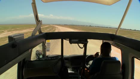 tiro pov conduciendo en un vehículo de safari con la parte superior abierta a través de áfrica 2
