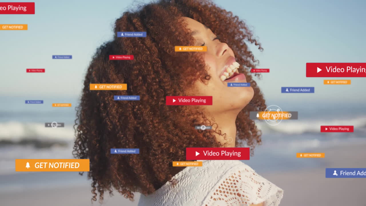 sonriendo en la playa, mujer con notificaciones de redes sociales animación por encima