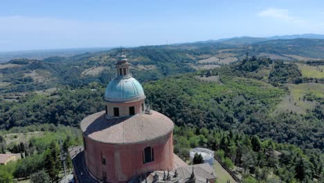 Luftaufnahme-Von-Santuario-Di-San-Luca,-Heiligtum-In-Bologna,-Italien,-Mit-Blick-Auf-Die-Berge