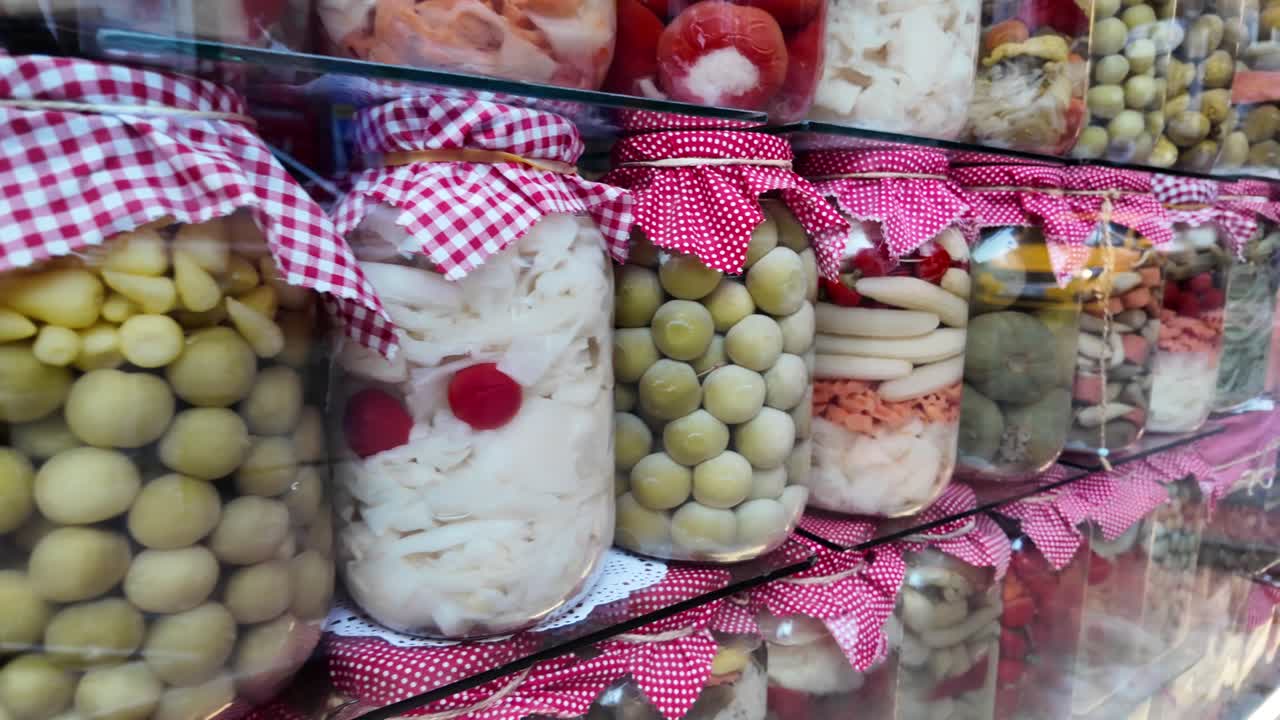 Surtido de verduras y frutas encurtidas en tarros de cristal en exhibición