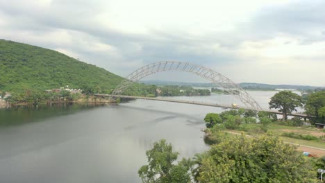cruce del puente adomi en ghana, áfrica